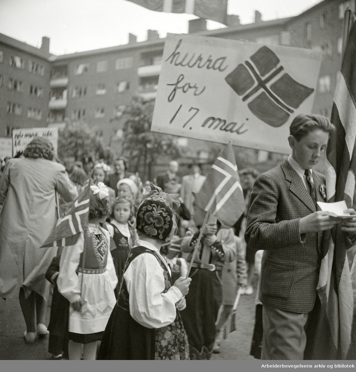 17. mai 1949. Barn fra Engelsborg borettslag. Plakat: Hurra for 17. mai.
