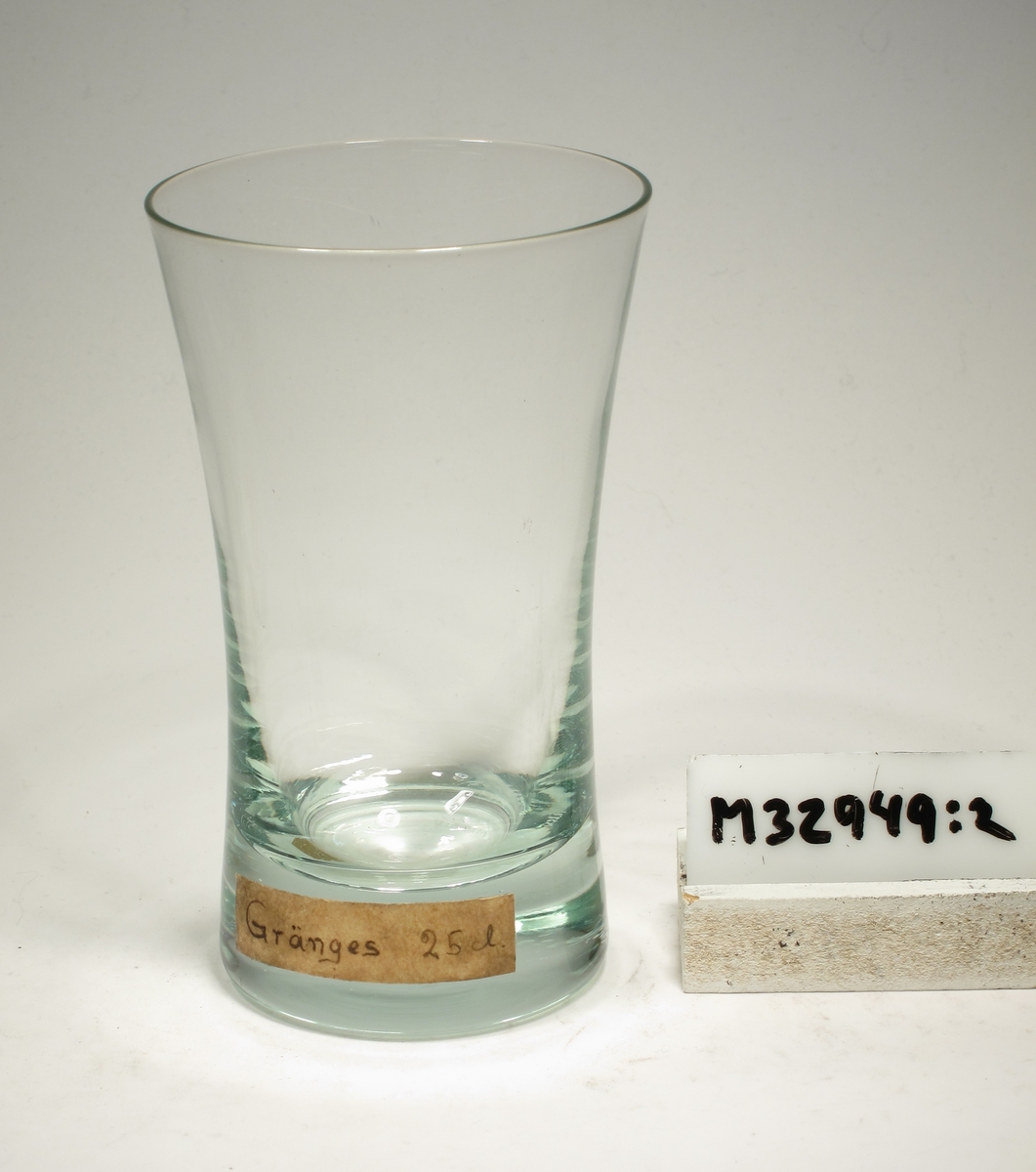 Glas med konkav form.
Lapp: "Gränges 25 cl"