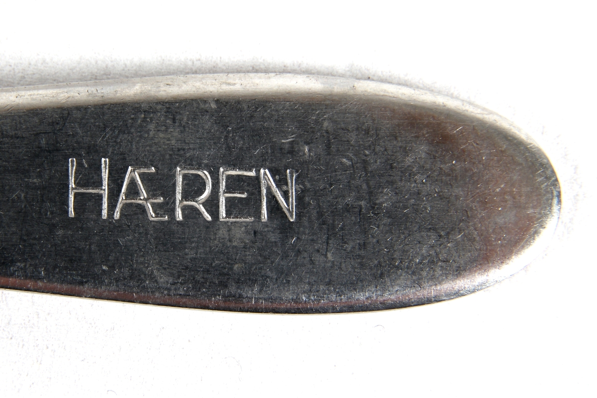 Bestikk i original eske. 5 skjeer og en gaffel med hærens logo preget inn i metallet.