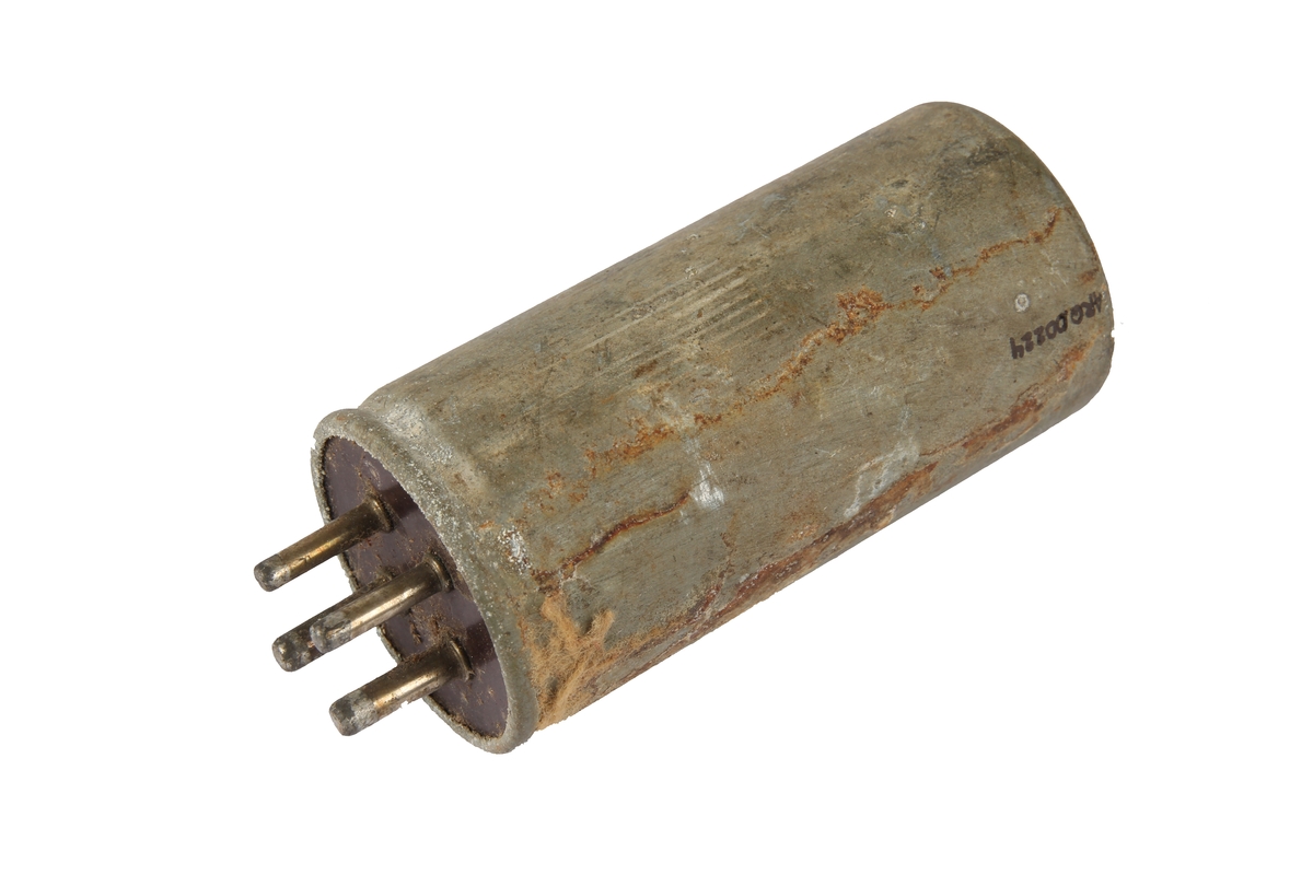 4- Pin vibrator for radio. Er lik typen som står i Early Type 3 (Arquebus-senderen)