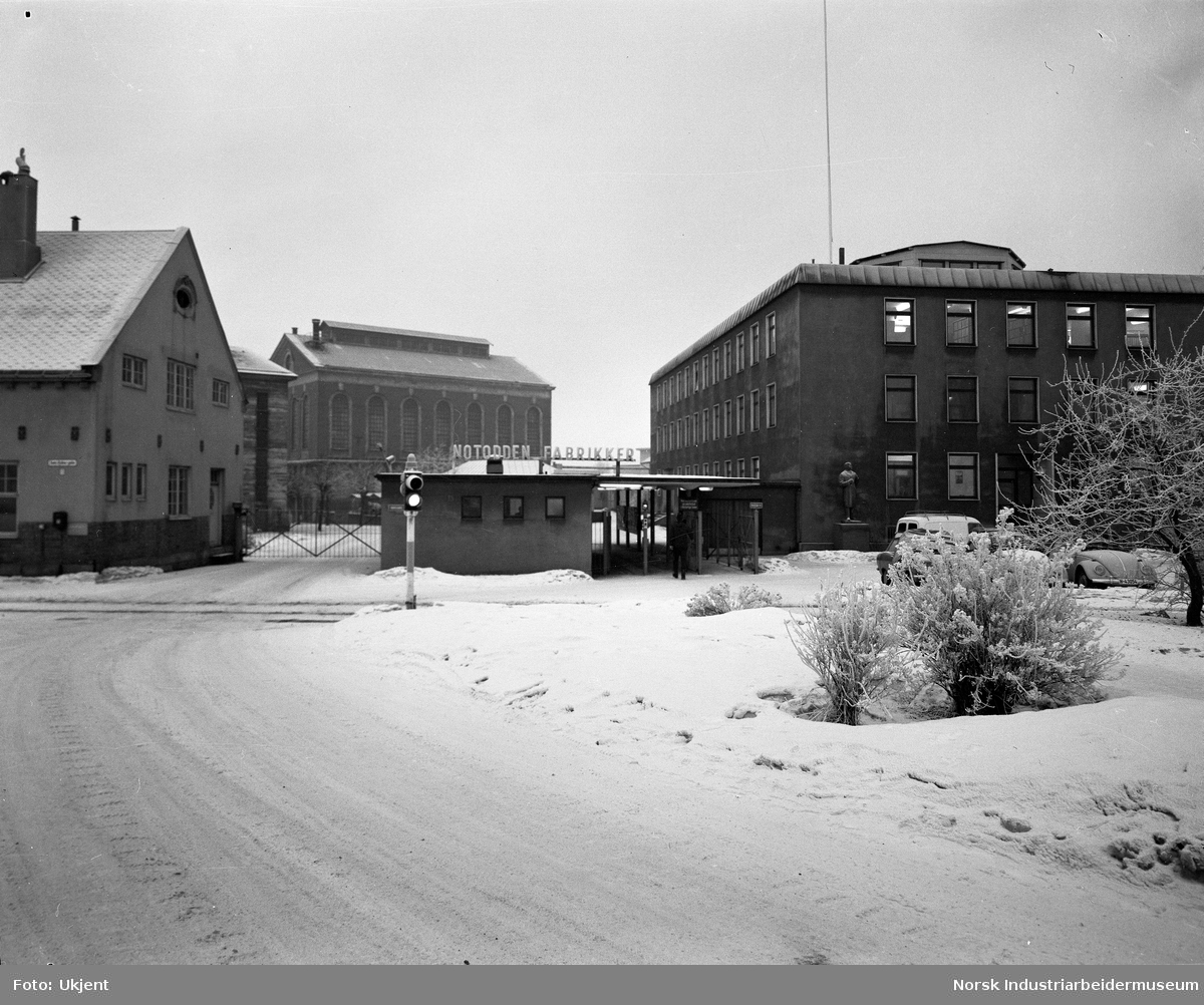 Den nye portvakta. Gamle Notodden jernbanestasjon til venstre og kontorbygget til høyre.