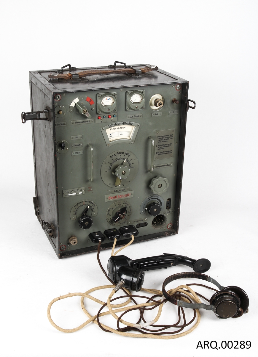 Radiosender med tilhørende øretelefoner og telefonrør.