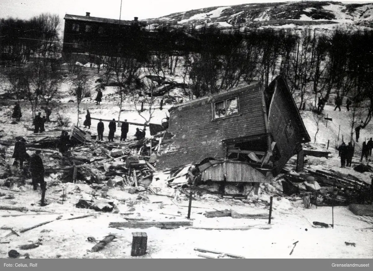 Fra et bombeangrep 27.12.1942 i Kirkenes. Peder Andersens hus i Klavenessgate har fått en fulltreffer. 