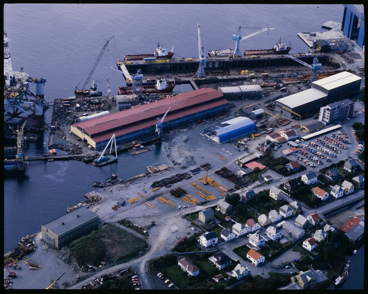 Haugesund Mekaniske Verksted sett fra lufta. Nordsjøhallen og et annet driftshus er under bygging.