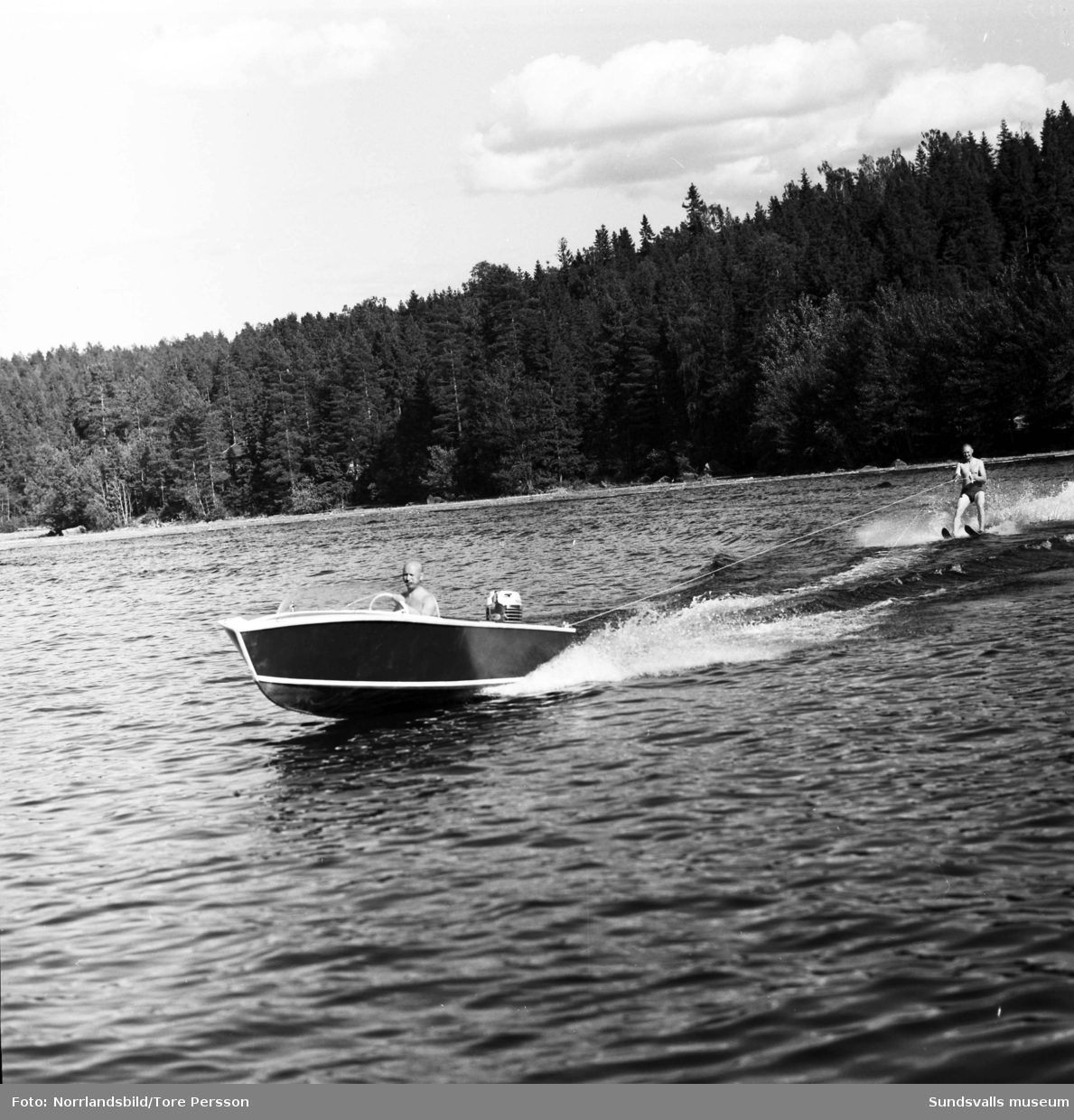 Vattenskidåkning i sjön Vikarn i Sörfors, Attmar, med en Sporty motorbåt. Rakt fram på första bilden Näset, Norrfjolsta, och i högerkant Borgaråsen