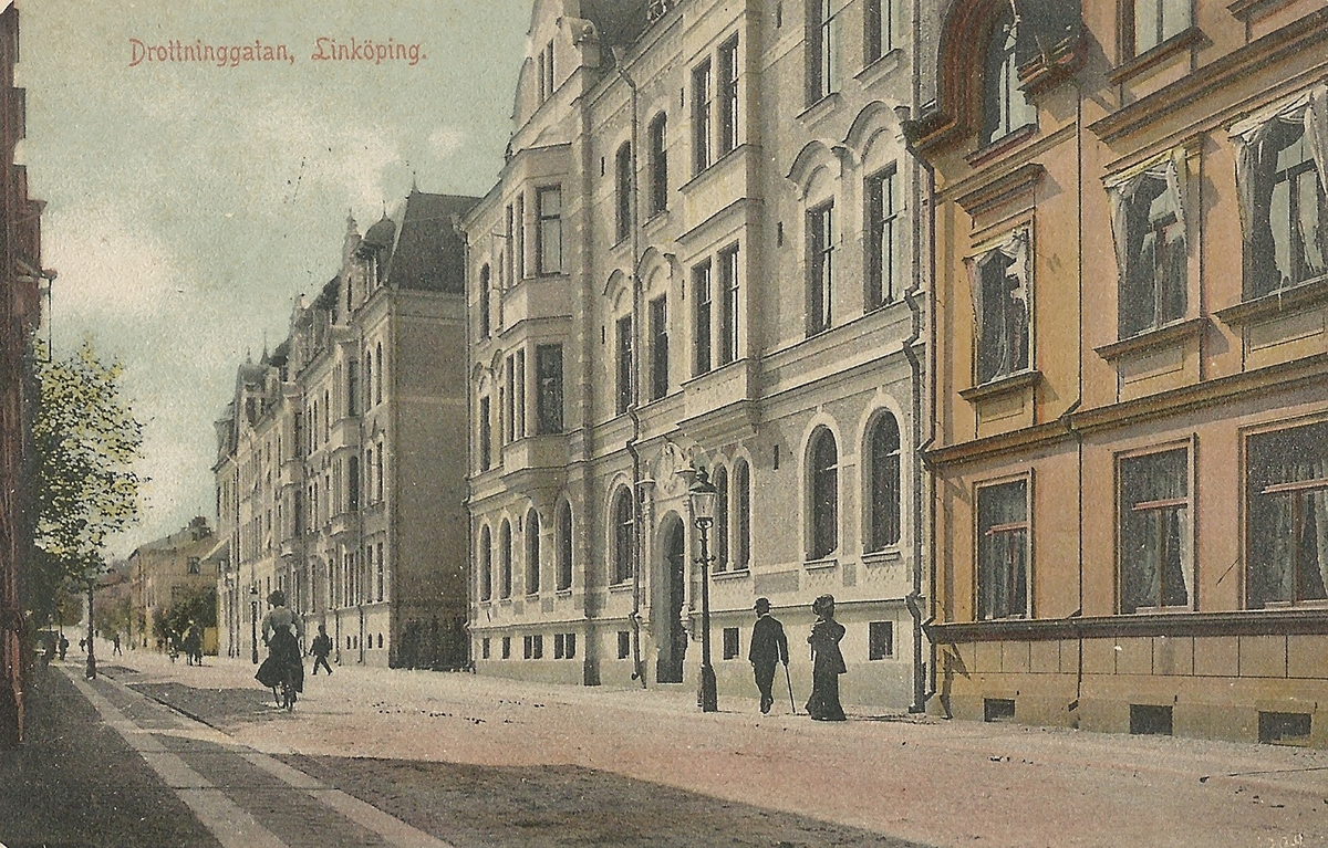 Vykort Bild från parti av Drottninggatan i Linköping i höjd med Klostergatan.
Drottninggatan, 
Poststämplat 1912