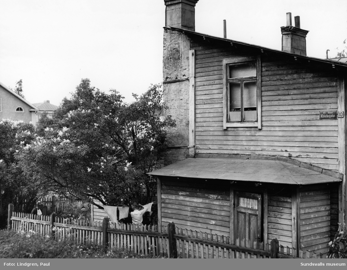 Nybrogatan 44 (på huset står Albäcksgatan 10). Troligen använd som provisoriskt trähus direkt efter stadsbranden 1888 men senare flyttad till denna adress.