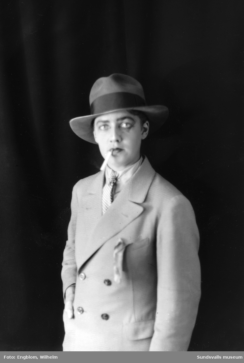 En serie porträtt på Gurli Bergström alias Kai Gullmar, tagna i samband med en Barnens Dag cabaret 1924 resp 1927 i Sundsvall. De motiv där hon är klädd som en man är tagna 1927 liksom den oskarpa gruppbilden med hela ensemblen.