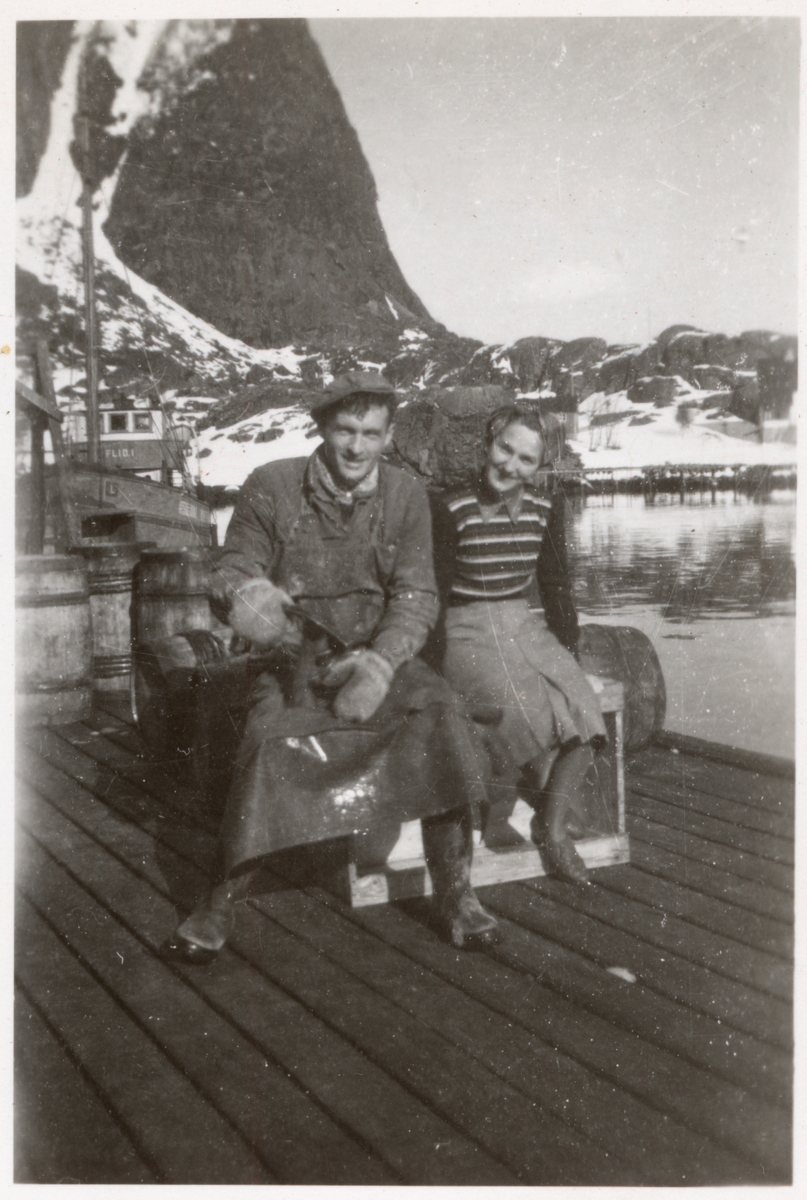 Beyer og Margot Rogde på kaia til fiskemottaket i Svolvær.