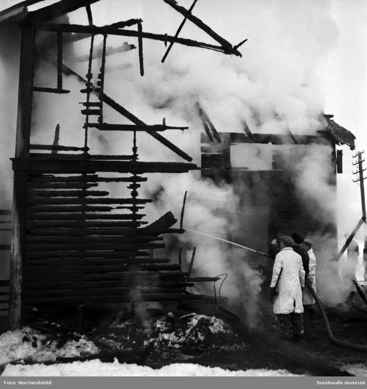 Brandmännen kämpar med att släcka ett övertänt bostadshus i Fillan. Huset låg vid Fillanvägen strax väster om påfartsvägarna mot Alnöbron.
