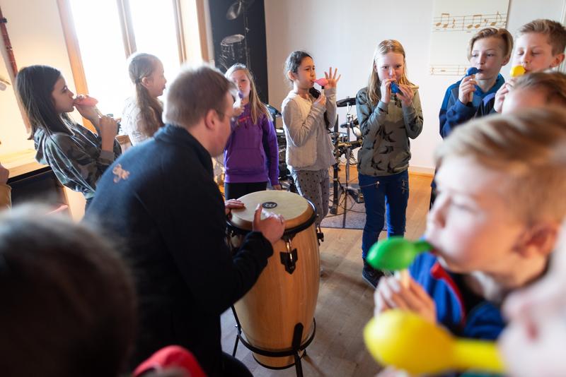 Barnas_Ringve_spille_instrument_Foto_Vidar_Alvik.jpg