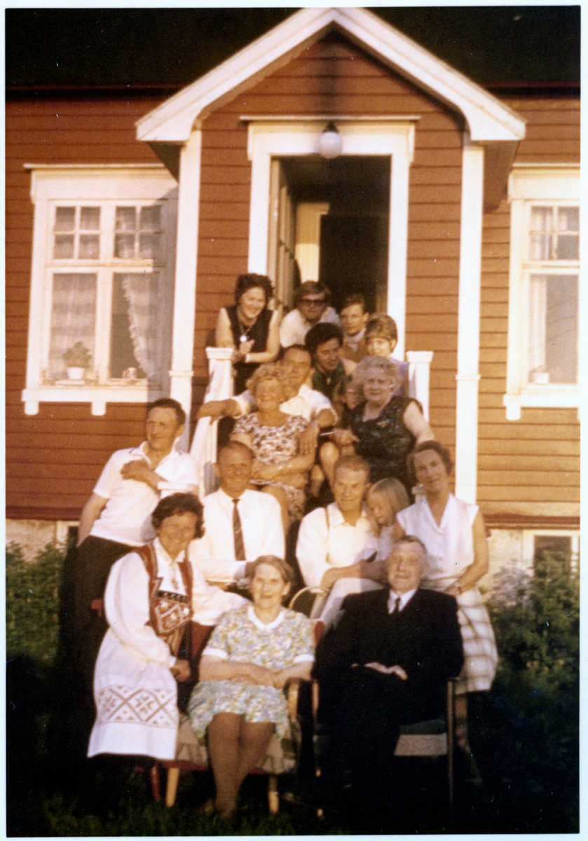 Gruppebilde av Rogdefamilien, tatt på en trapp.