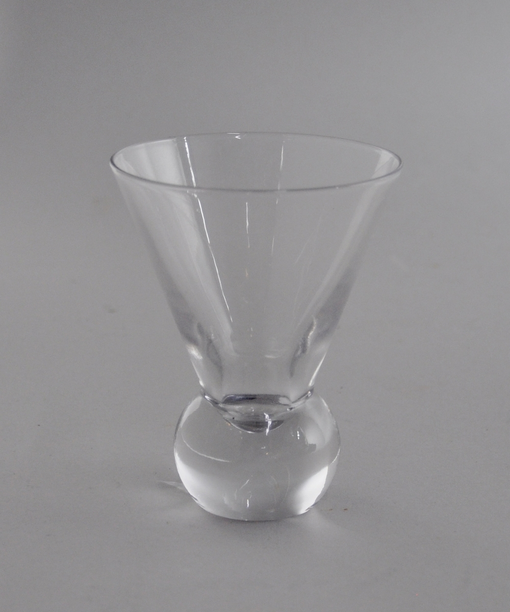 Coctailglass, av glass. Glasset er utadgående rettvinklet med rund sokkel i bunn.