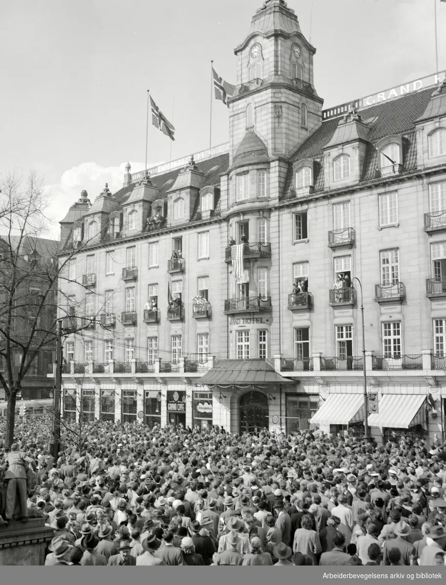 Folkemengde foran Grand Hotel under den amerikanske skuespillerinnen Esther Williams opphold. 17. mai 1955.