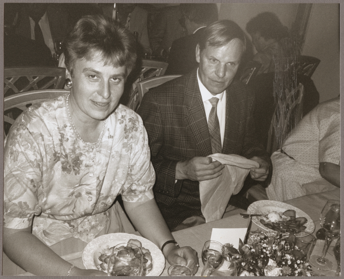 Gösta Börne med fru, äter middag på restaurang Storhusqvarn i Nyköping på Trafikaktiebolaget Grängesberg - Oxelösunds Järnvägar, TGOJ-dagen den 31 maj 1991.