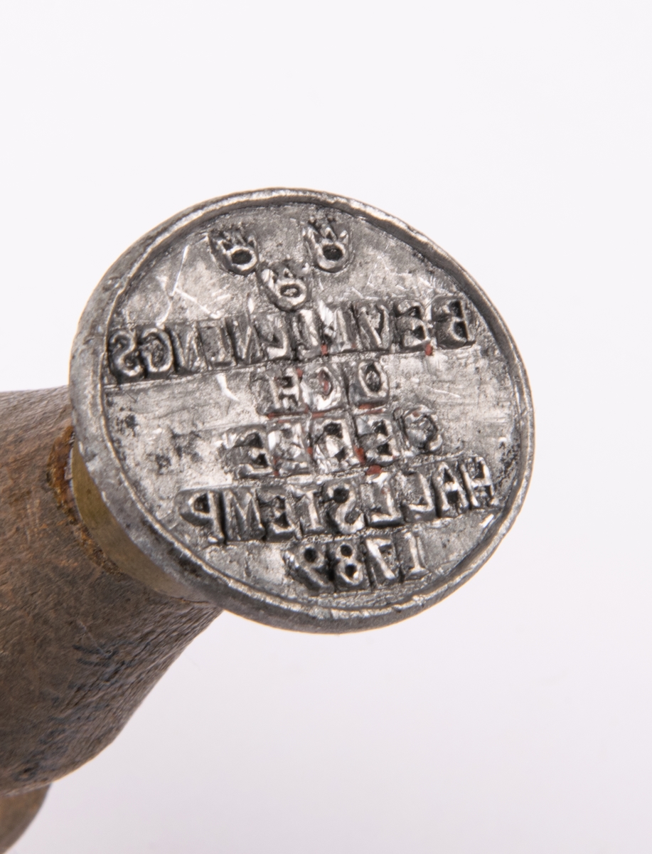 Acc. Sigill med grovt träskaft: "Bevillings och Gefle Hallstämpel 1789".

Lappkort. Sigill med grovt träskaft, oval platta av 2,7 x 3,1 cm, storlek. På sigillet är tre krononr samt "Bevillings och Gefle Hallstempel" 1789".