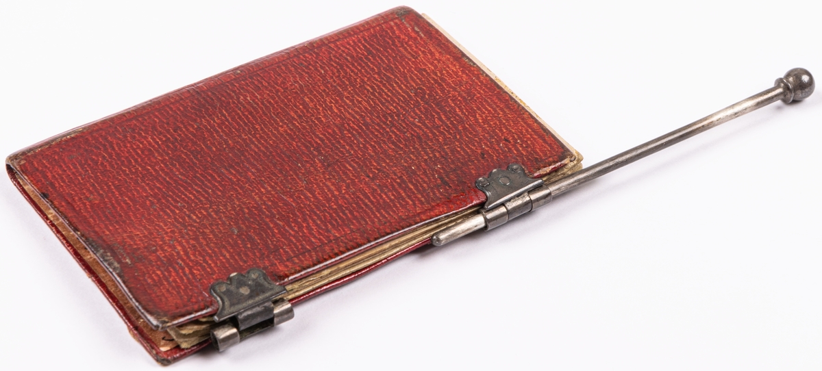 Notesbok  av rött skinn.