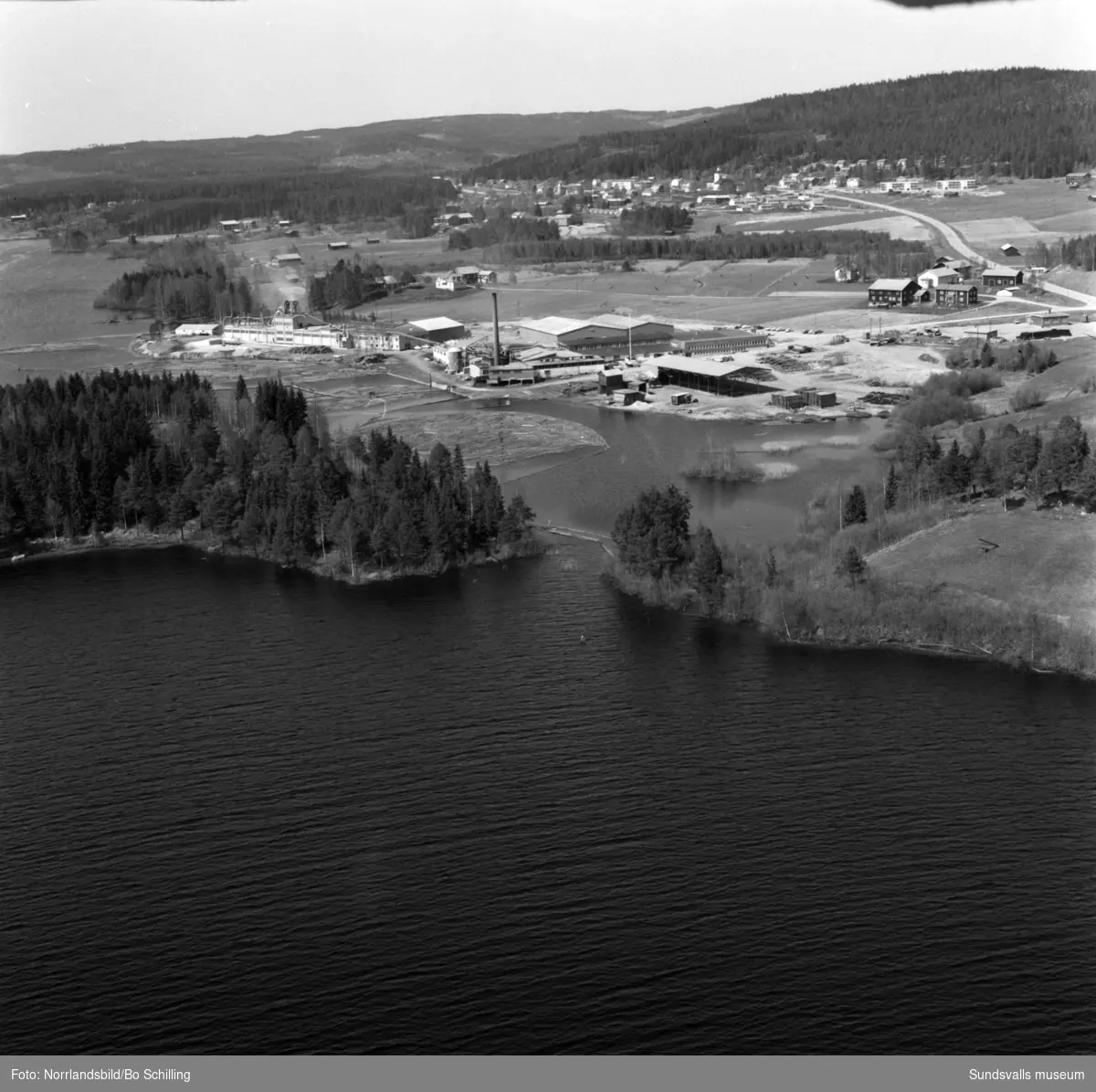 Flygfoton över Hassela, Plyfa-fabriken och omgivande gårdar.