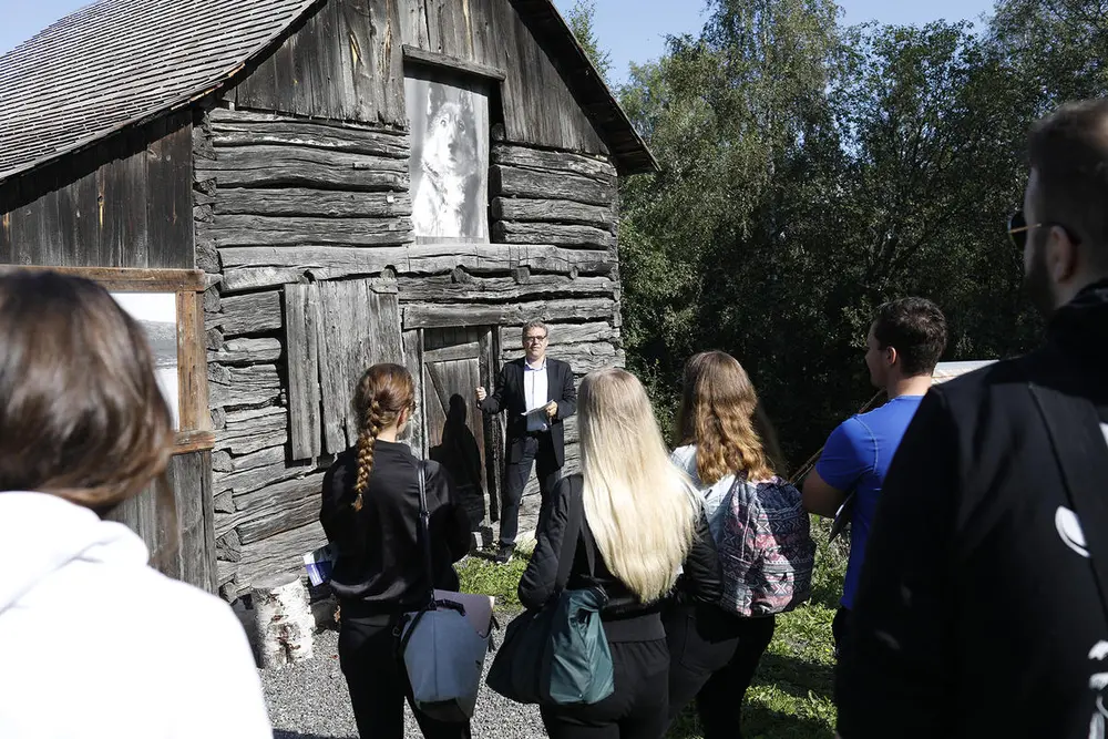 Omvisning i låven på friluftsmuseet