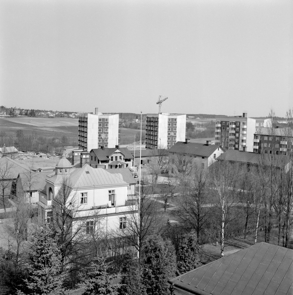 Våren 1961 var punkthusen vid Industrigatan i Mjölby i det närmaste färdigställda. I förgrunden ses en äldre bebyggelse inom kvarteret Priorn.