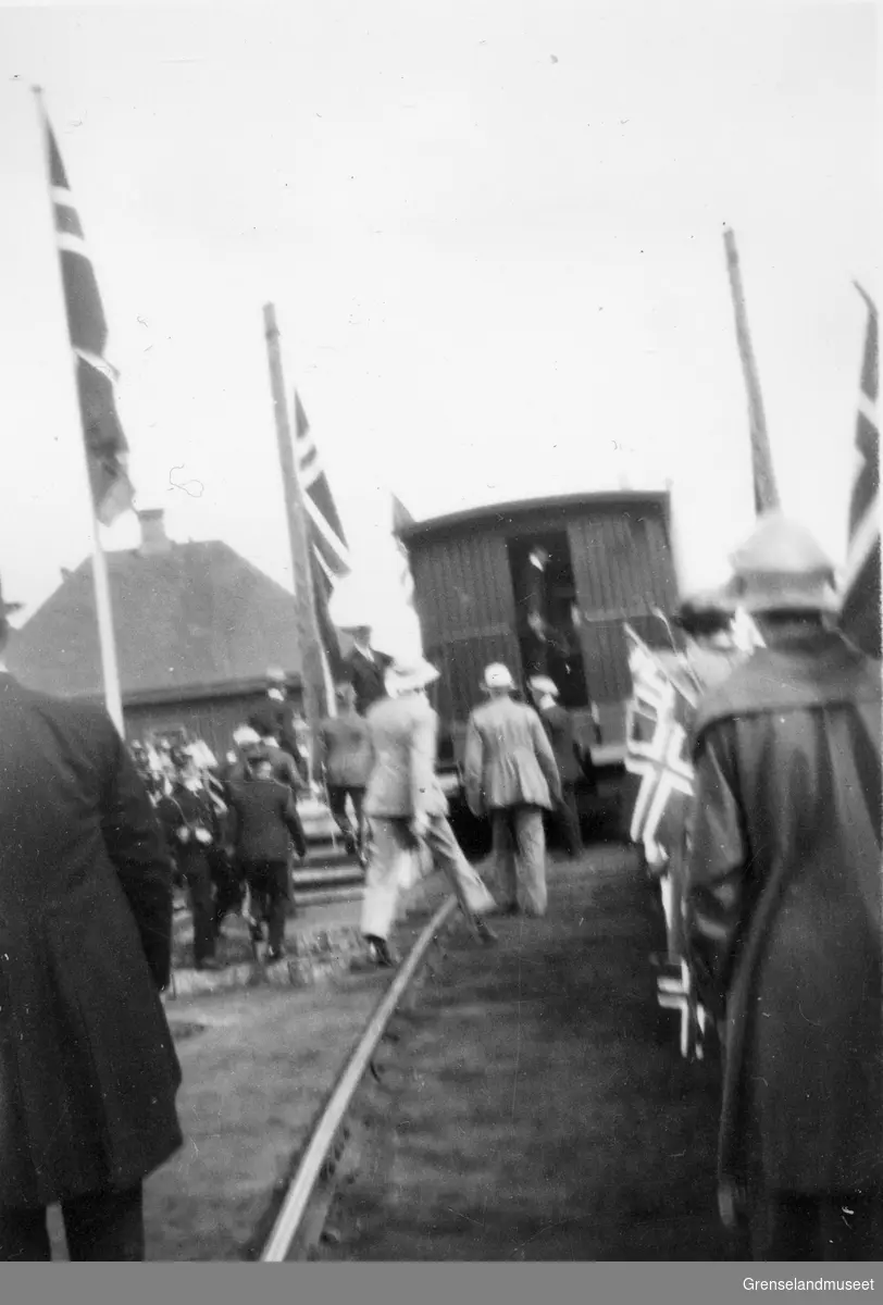 Hans Majestet Kong Haakon VII på kongebesøk i Kirkenes, sannsynlisgvis i juni 1922. Her ser vi kongen går ombord i kongevogna, som skal frakte han langs jernbanen.