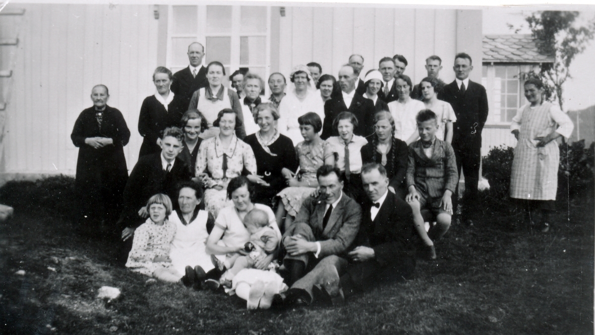 Bryllupsfeiring for Lilly og Edvin Hofsøy, utenfor Borterstua. Tranøy 17.august 1933                  .