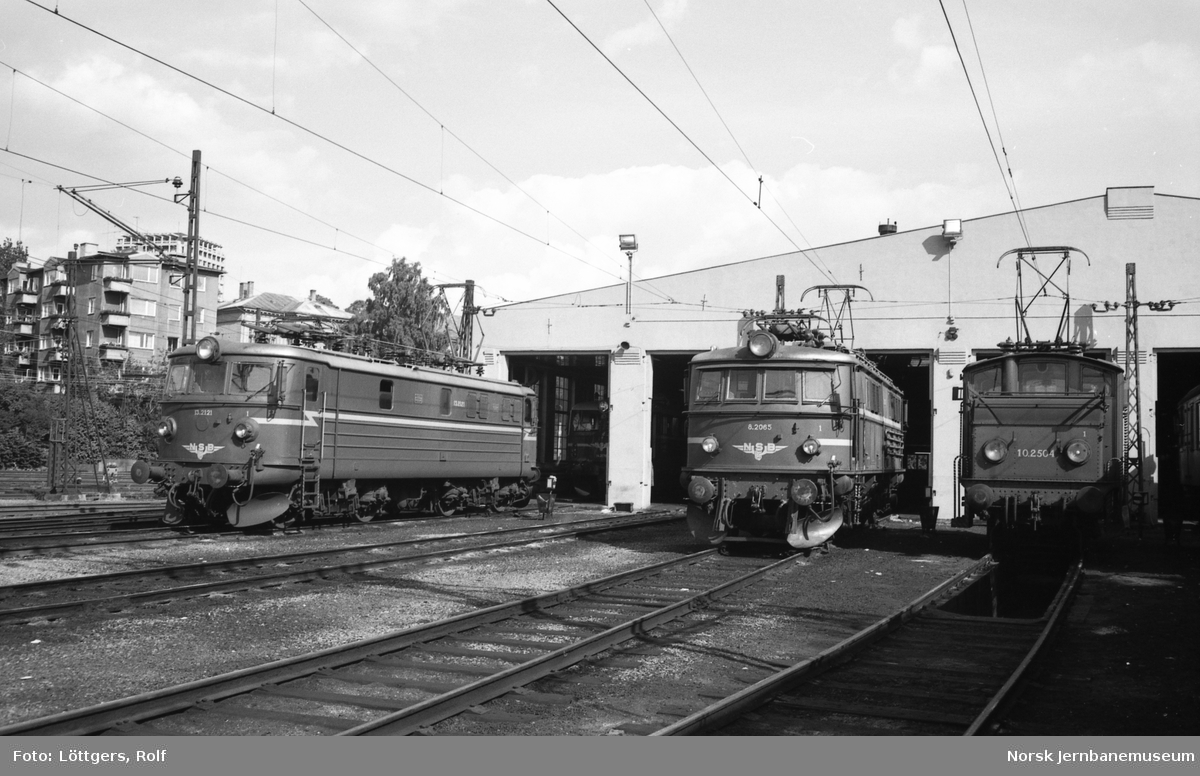 Elektriske lokomotiver utenfor lokomotivstallen på Filipstad. Fra venstre El 13 2121, El 8 2065 og El 10 2504.