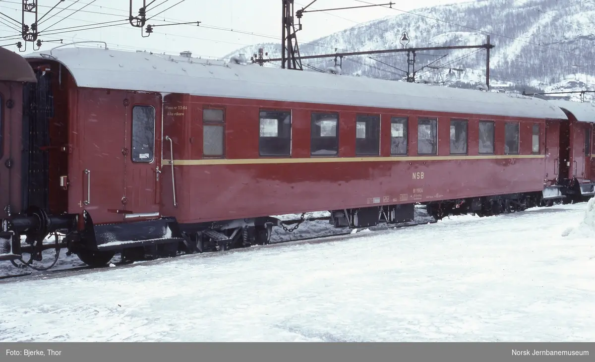 Personvogn B1 19924 i persontog 78 Bjørnfjell-Narvik på Narvik stasjon