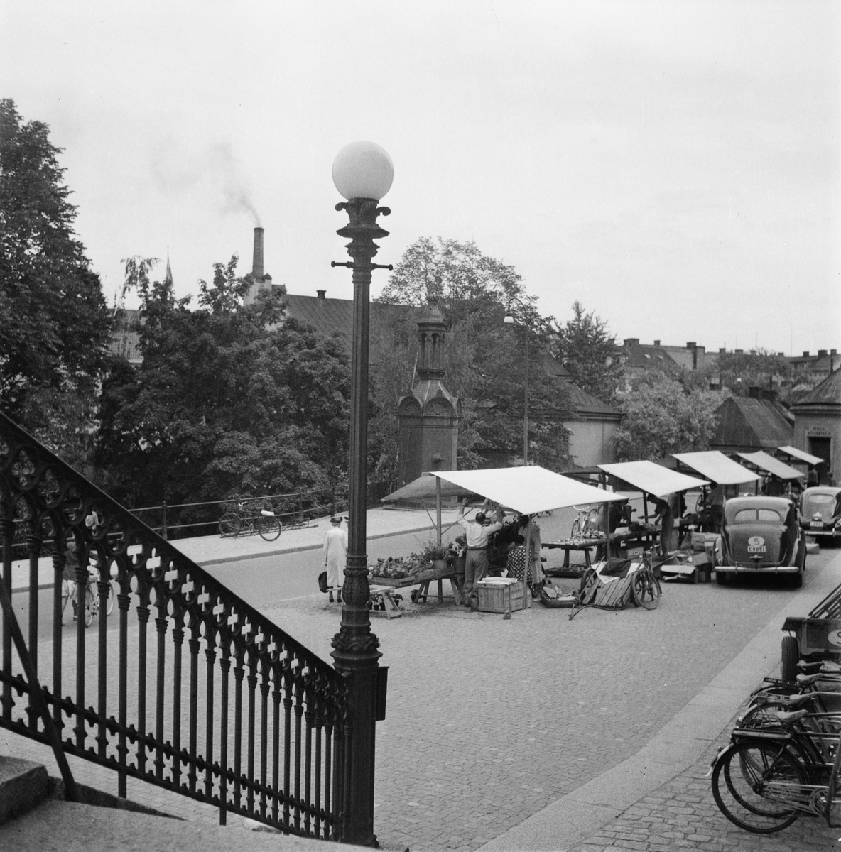 Marknadsstånd nedanför Uppsala domkyrka, S:t Eriks gränd, Uppsala 1950