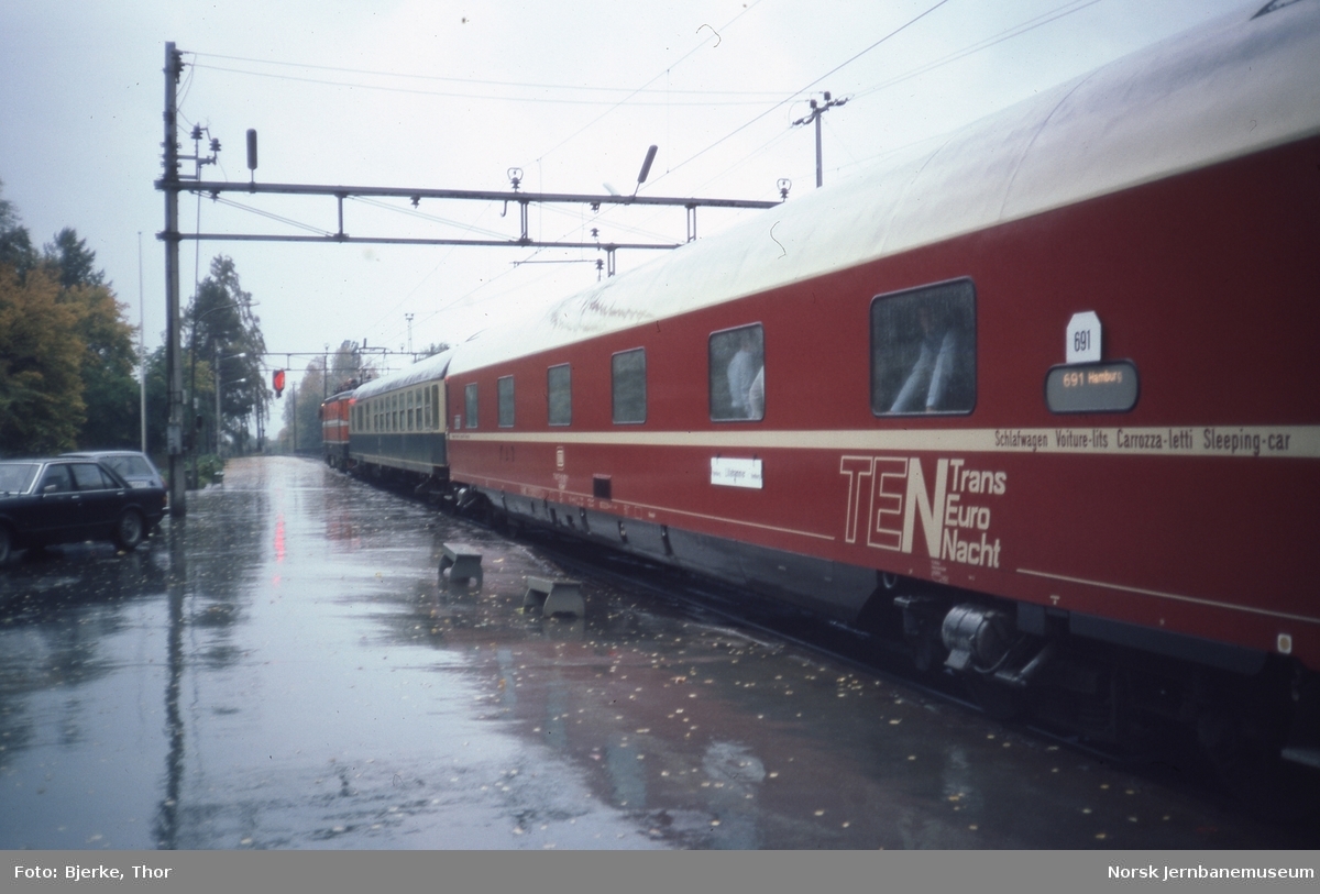 Svensk elektriske lokomotiv Rc4 1177 med ekstratog Lillehammer-Hamburg i forbindelse med den europeiske persontogrutekonferansen og den europeiske persontakstkonferansen som ble avholdt på Lillehammer