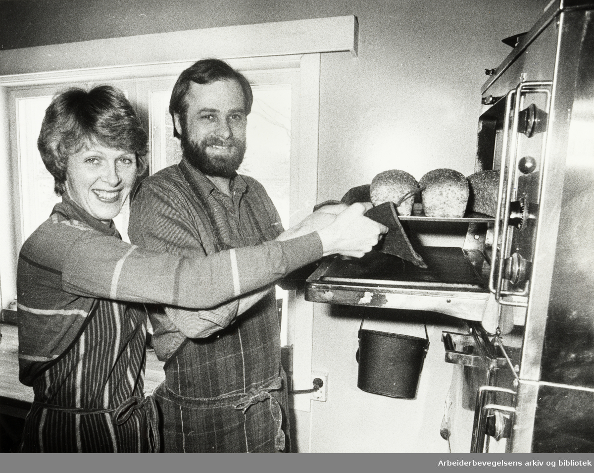 Linderudkollen i Lillomarka. Bestyrerne, Torleif Solberg og Kjersti Bergersen satser på nybakt i kafédisken. Mars 1980