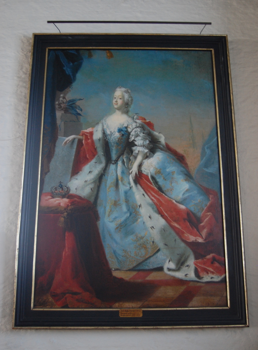 Portrett av dronning Louise, gift med kong Fredrik V av Danmark, i helfigur, står på en balkong, kledd i blå kjole og rød kåpe med hermelinpels. 