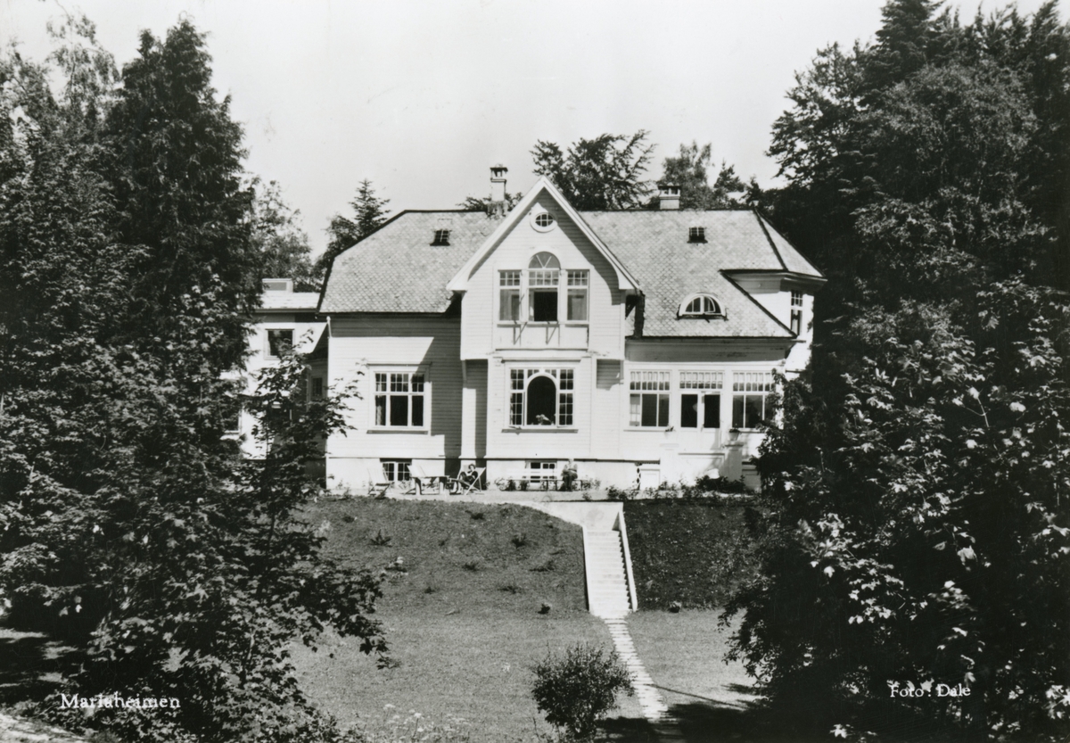 Prospektfotografi av "Mariaheimen" ved Nørvasundet i Ålesund. I en periode ble dette huset brukt som sykehjem av den katolske menigheten.