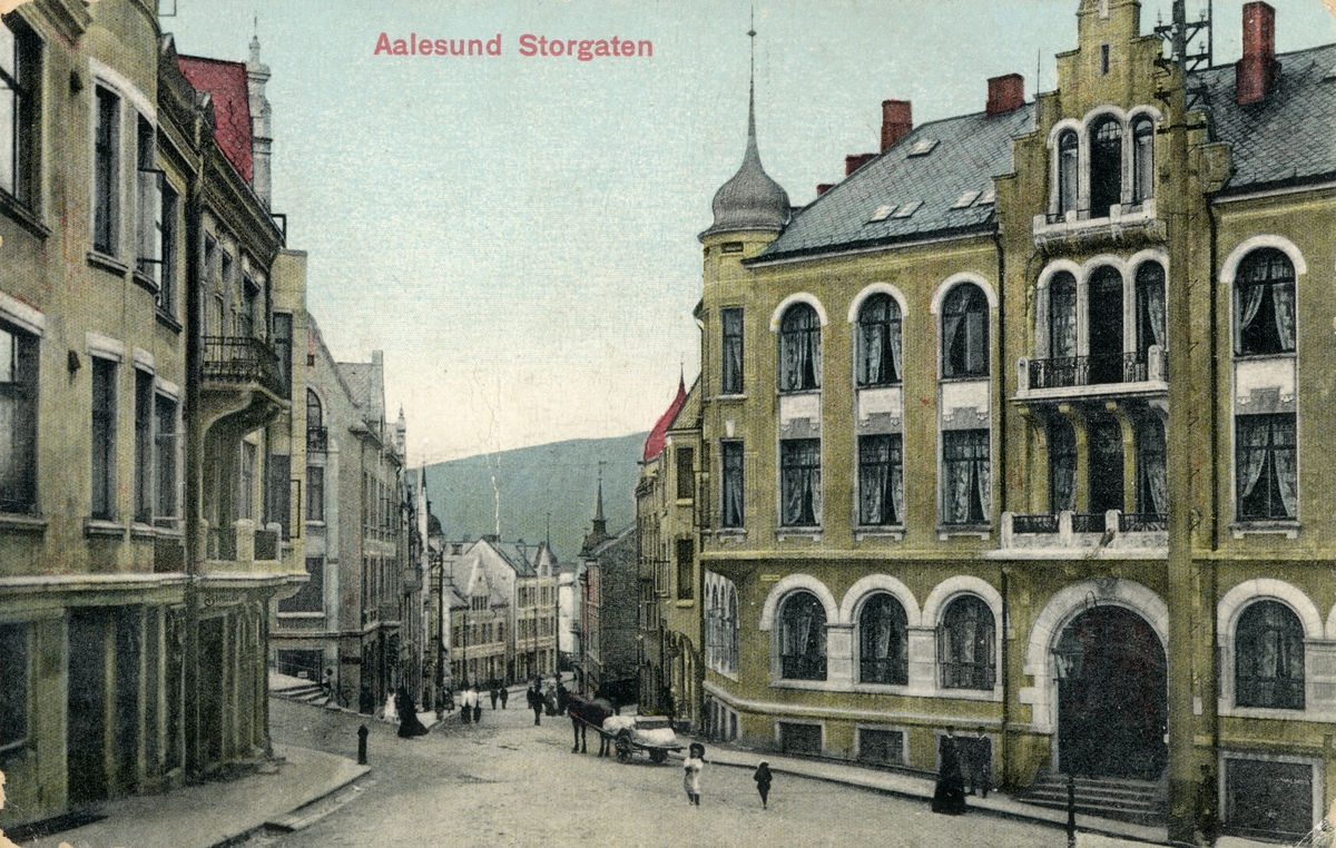 Motiv av gatemiljøet i Storgata i Ålesund. Hotel Scaninavie til høyre i motivet.