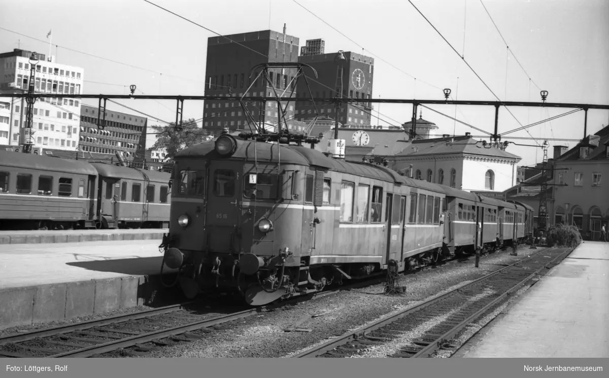 Elektrisk Motorvognsett Type 65 Med Persontog 513 Til Hokksund På Oslo Vestbanestasjon Norsk 