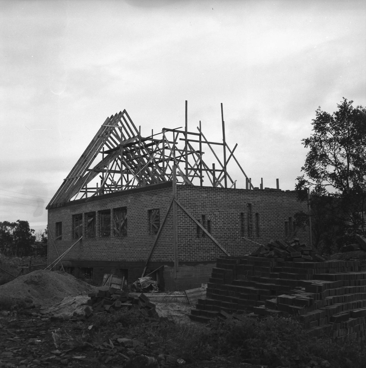 Adventistkirken på Seljestad under bygging.