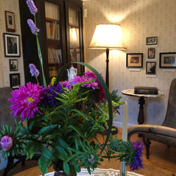 Sagstua skolemuseum, Sigurd Hoels hjem. Bildet av en stue. Vase med blomster i forgrunnen.