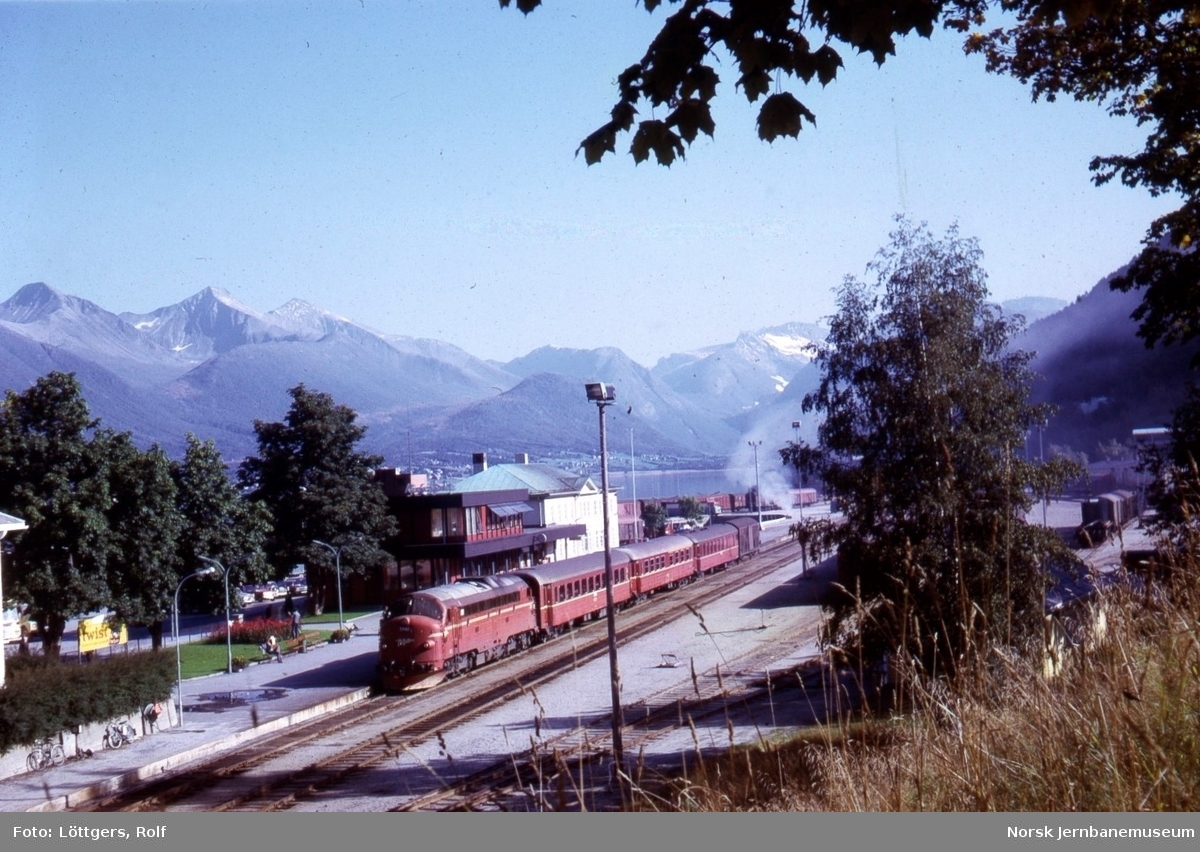 Diesellokomotiv Di 3 642 med dagtoget til Oslo, tog 352, på Åndalsnes stasjon.