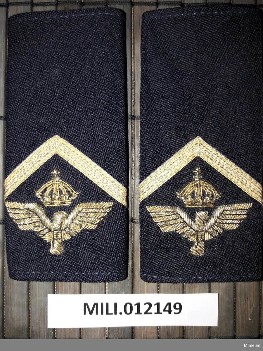 Axelklaffshylsor m/1987 för vicekorpral i Flygvapnet.