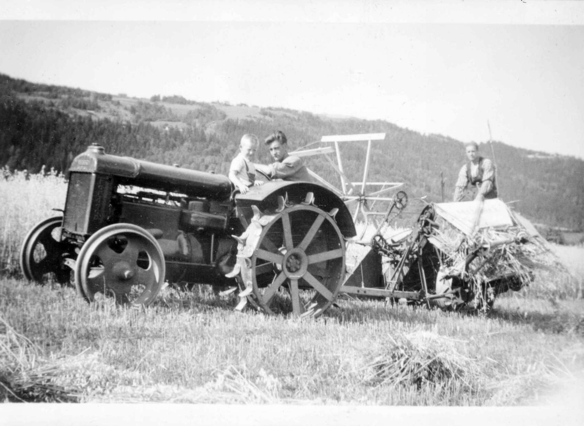 Repro, gårdsdrift, skuronn, Boro (Borud), mann kjører traktor med selvbinder, gutt på traktoren, mann på selvbinderen. 