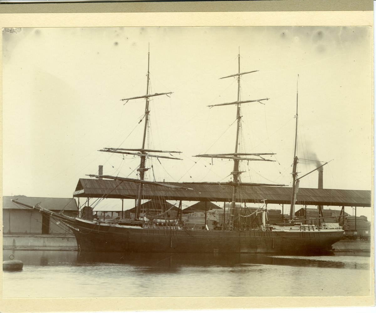 "Alma",
seilskute,
tremastet bark,
bygd 1867,
tilhørte kaptein Jakobsen, Kråkerøy,
siste fører kaptein Helgesen, Hvaler.

Fotografert i England
