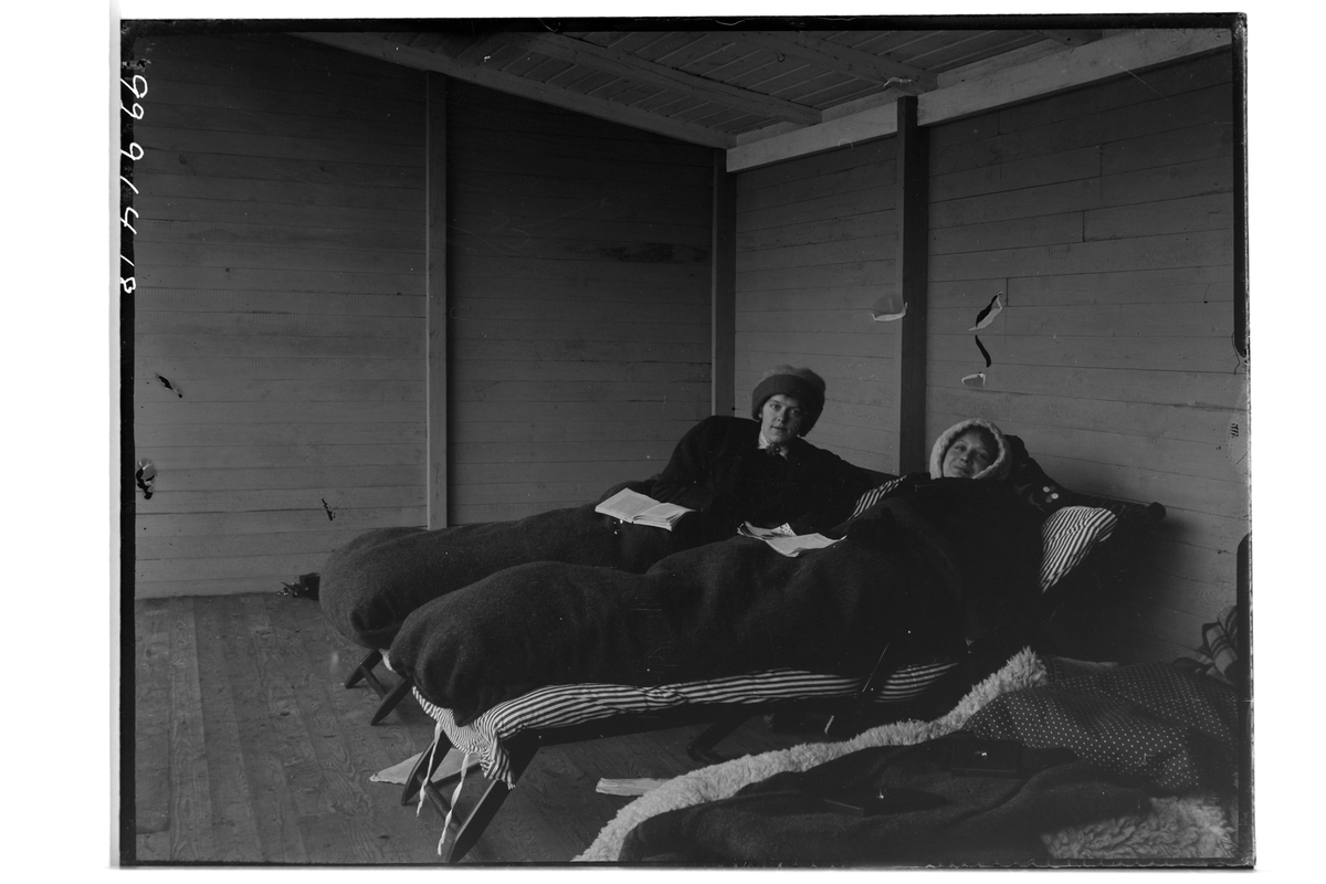 Hålhults sanatorium, exteriör, två kvinnor i en skogshall, liggande