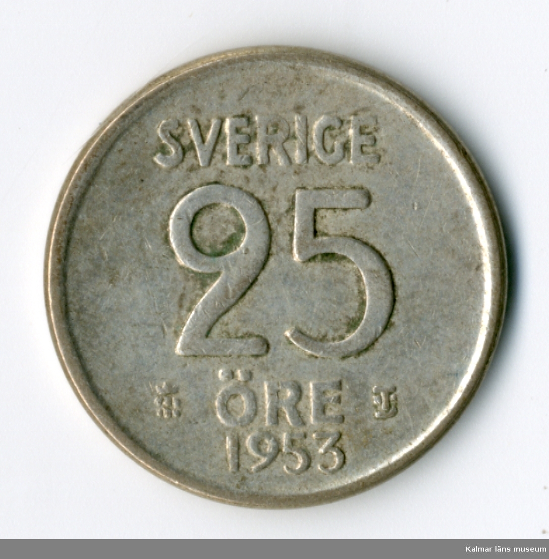 KLM 46167:61 Mynt, av metall, 25 öre. Utgiven 1953. Under Gustaf VI Adolfs tid.