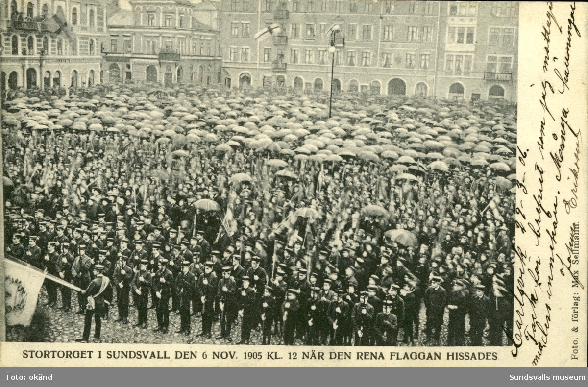 Vykort över Stora torget i Sundsvall den 6 november 1905 då den svenska flaggan hissades efter unionsupplösningen med Norge.