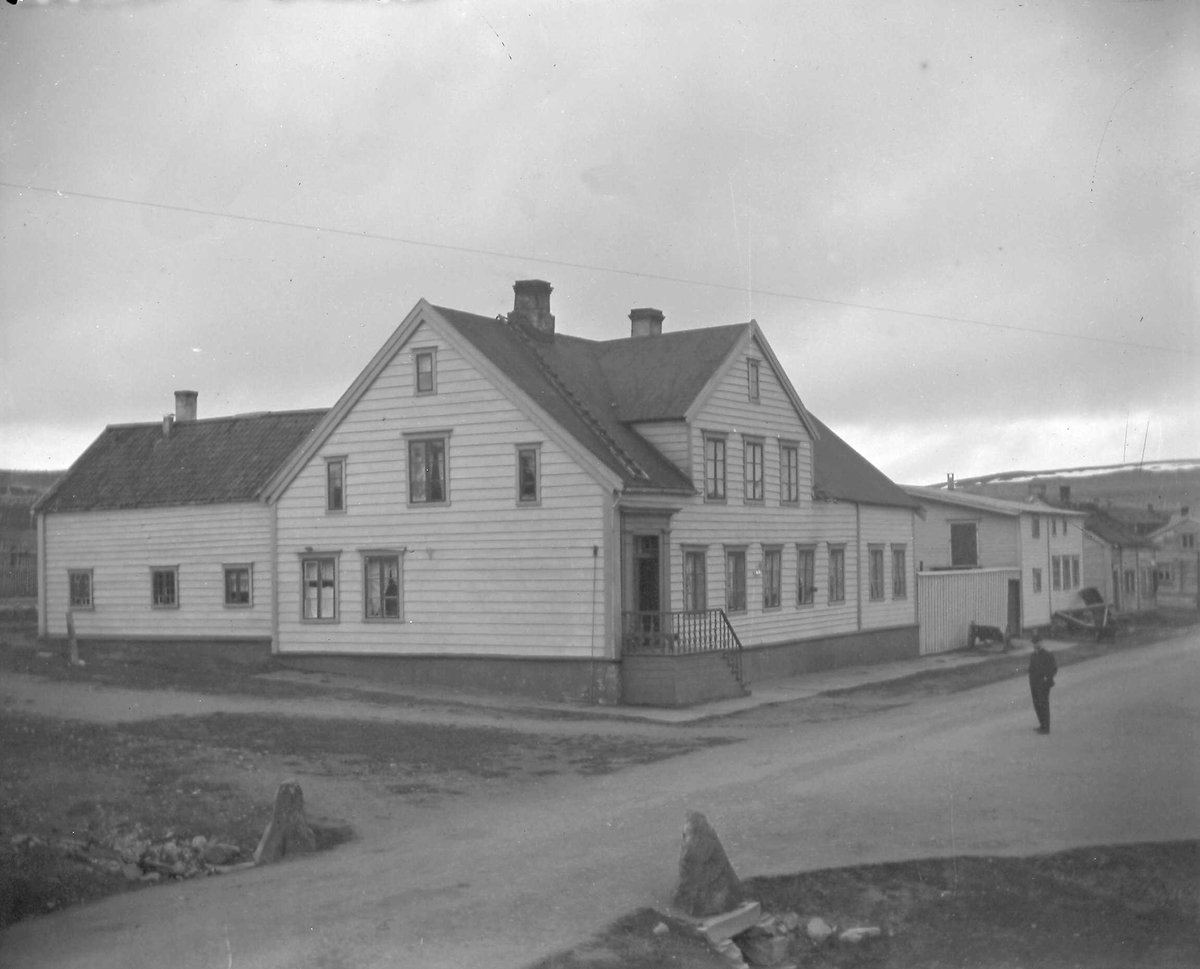 Esbensengården på Sletten ca 1900. Kan være nylagte steinheller. Person i gaten.