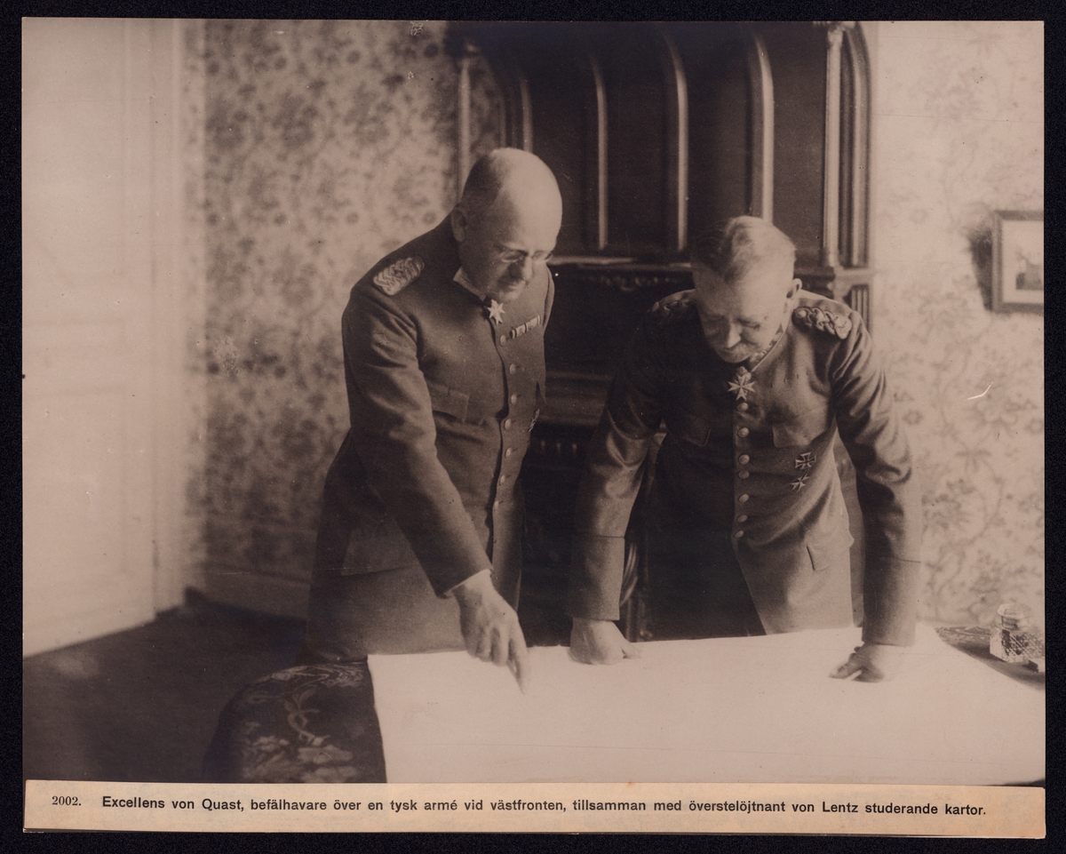 Bilden visar den tyska generalen von Quast tillsammans med överstelöjtnant von Lenz vid ett kartbord.