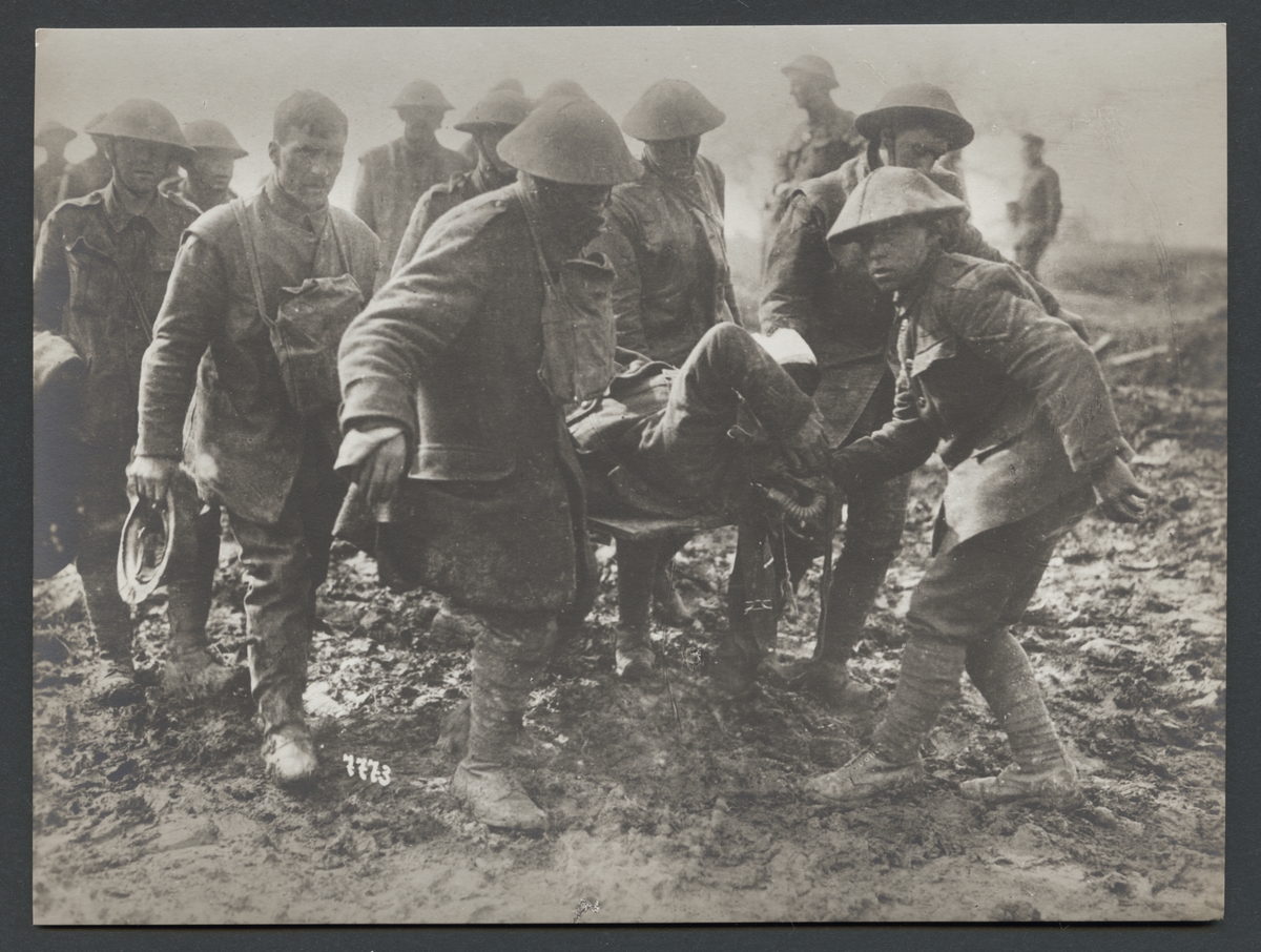 Bilden visar engelska soldater som bära en skadad på en bår

Originaltext: "Tillfångatagna engelsmän föra en sårad kamrat till en tysk förbandsstation."