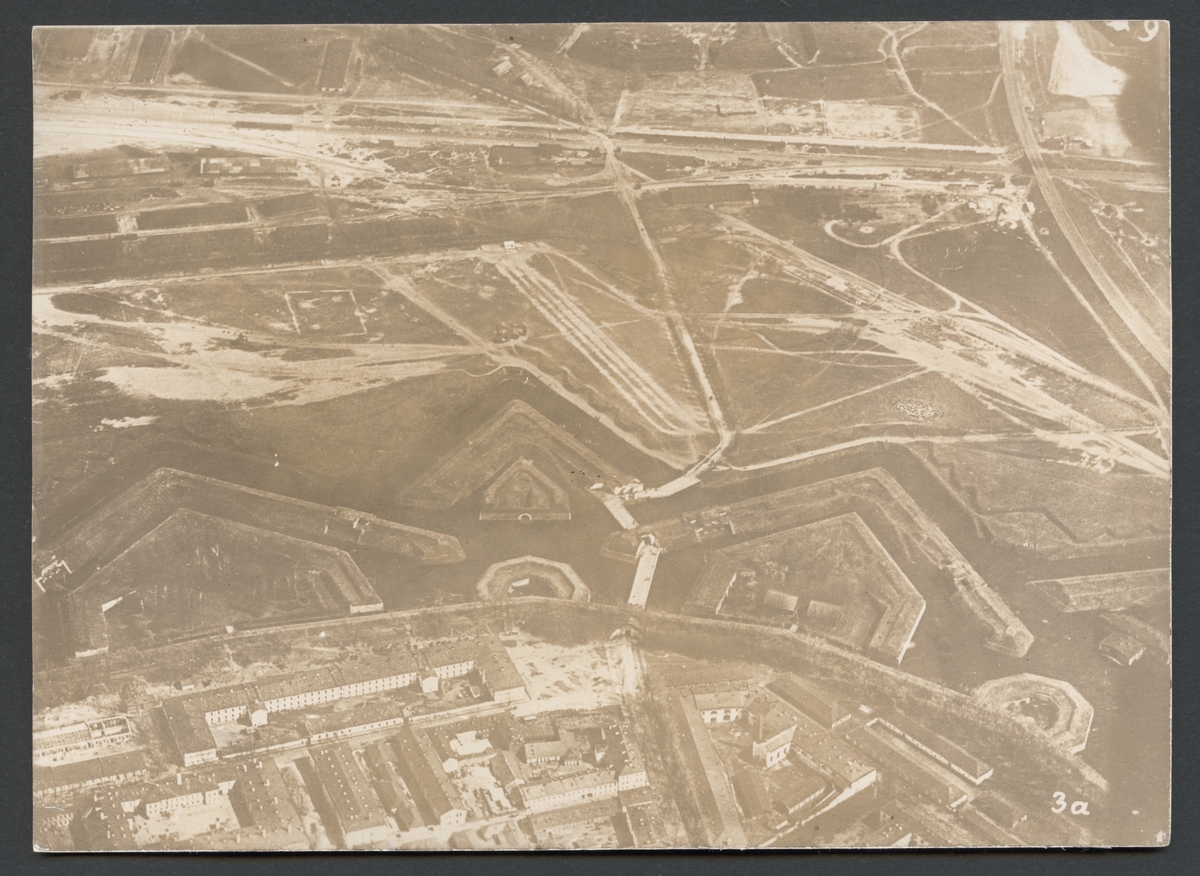 Denna flygbild visar en detalj från fästning med klassiska bastioner. Området i övre delen liknar ett flygfält.