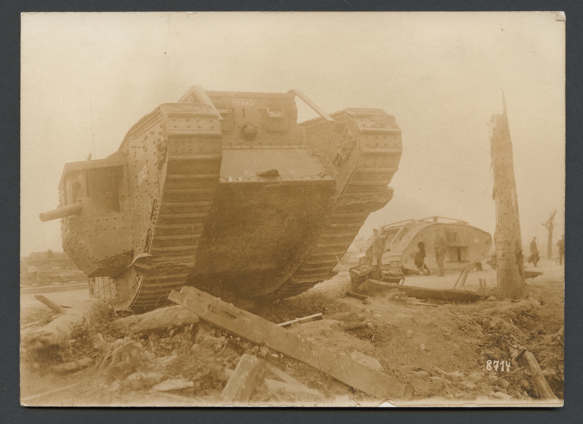 Bilden visar två engelska Mark IV stridsvagn i en förstörd landskap.

Originaltext: "Engelska pansartanks, som i oskadat skick fallit i tyskarnas händer.