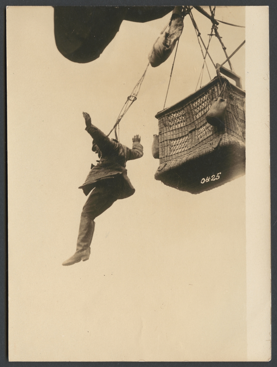 Bilden visar en soldater som hoppar från en ballongkorg med hjälp av en fallskärm.